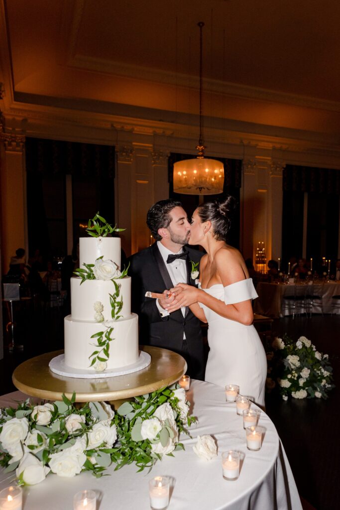 cake cutting for black tie wedding, modern black and white wedding cake, wedding cake inspriation