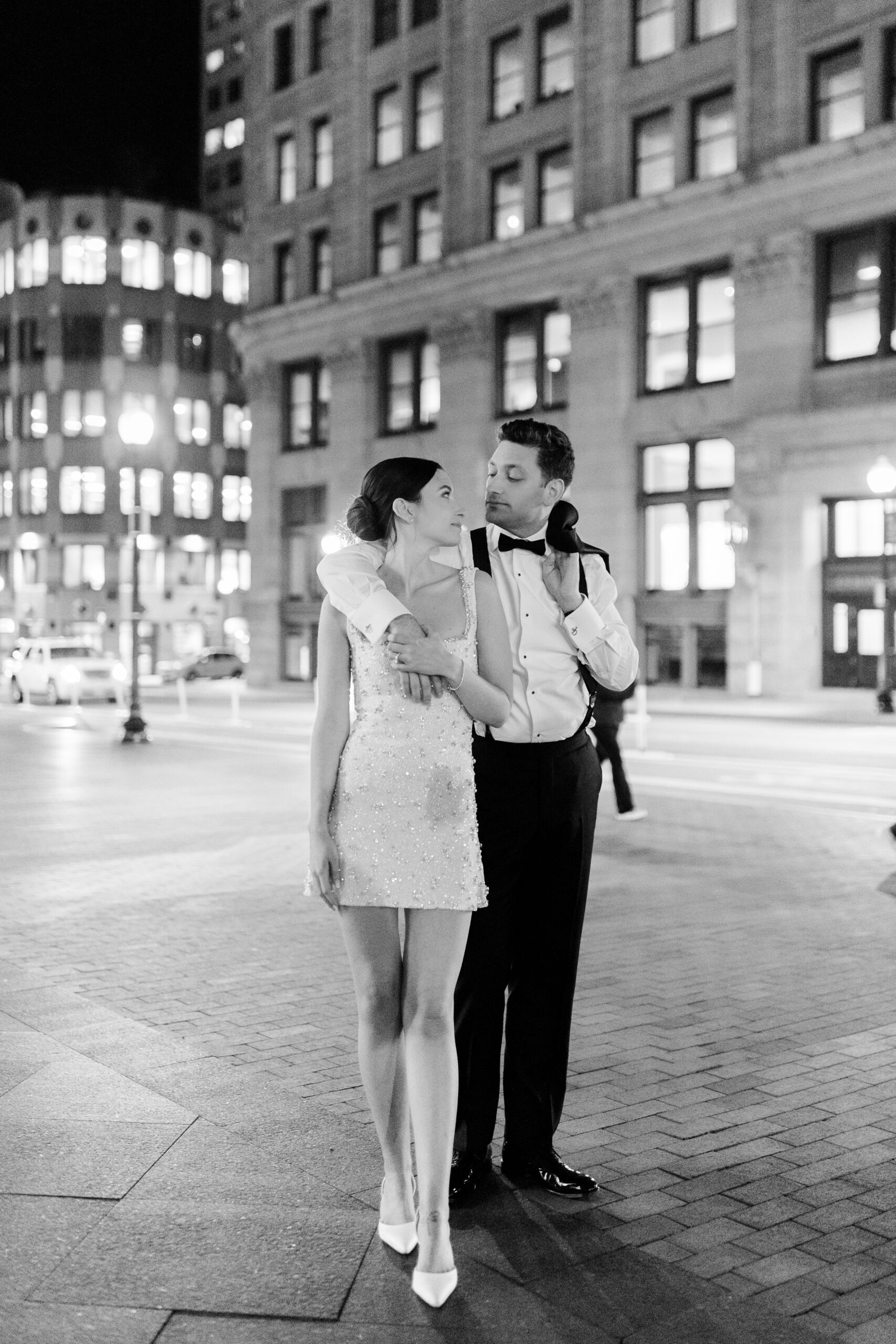 wedding posing inspiration, night portraits, posing can look natural