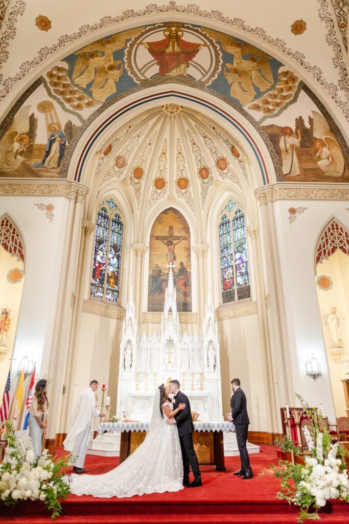 first kiss as husband and wife, St. Cyril & Methodius Croatian Catholic Church, Croatian wedding, New York City Wedding